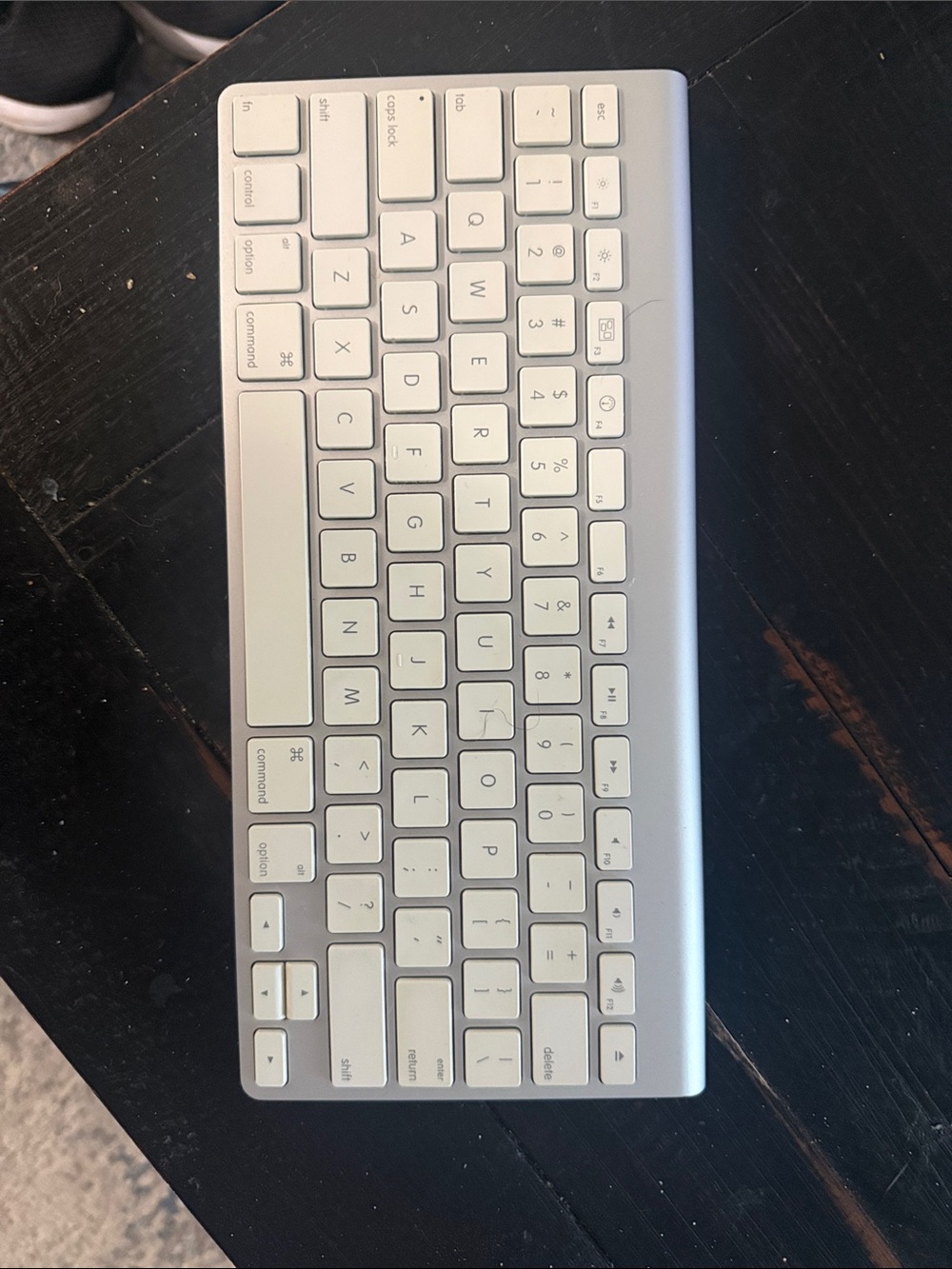 Apple Compact Wireless Keyboard in Silver and White